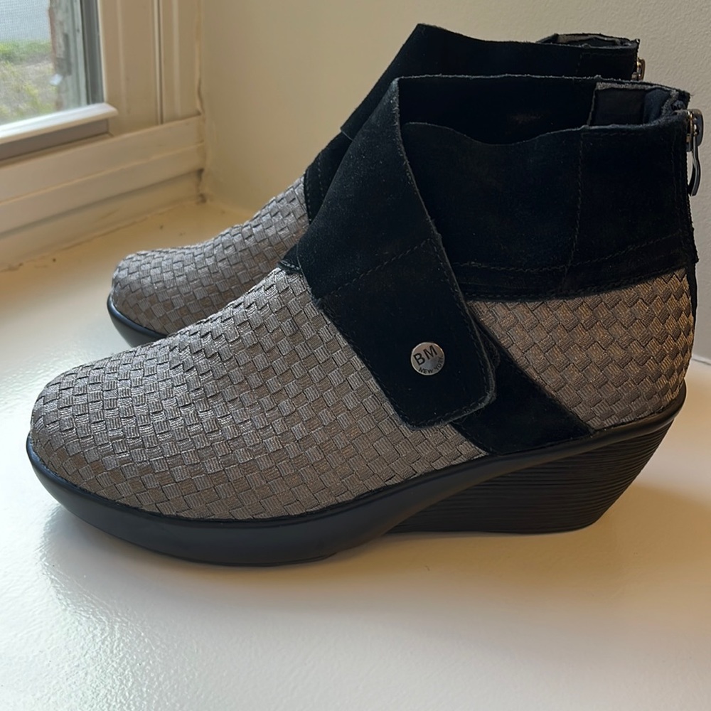 Bernie Mev Silver woven booties with black suede 39 size 8-8.5